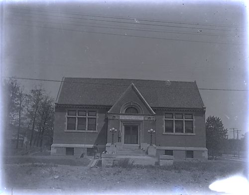 Building the Oakmont Library, 1900
