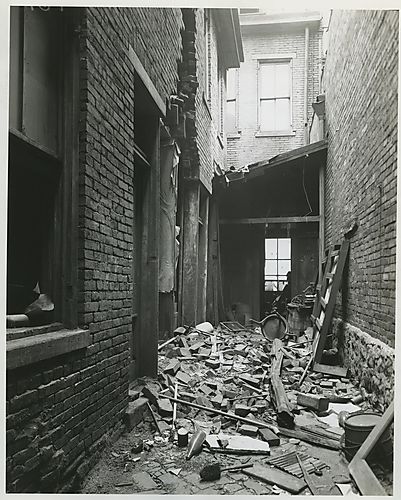 716 Carson St., wall (4)