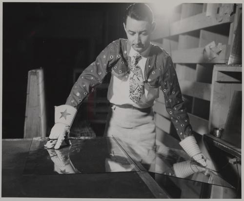 Glass cutter cutting plate of glass