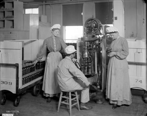 Heinz employees working at the capping machine (2)