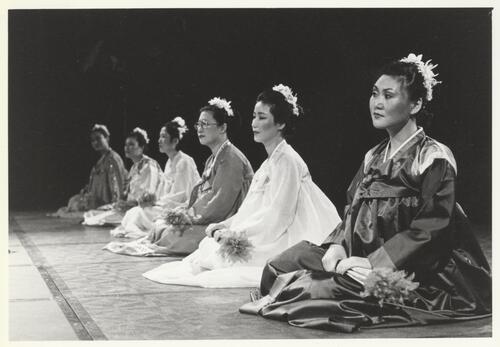 Women in traditional Chinese dress