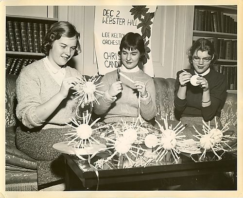 Sophomores make decorations for the Christmas Dance
