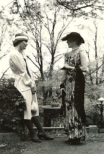 Students in costume for Spring Weekend Great Gatsby Gala